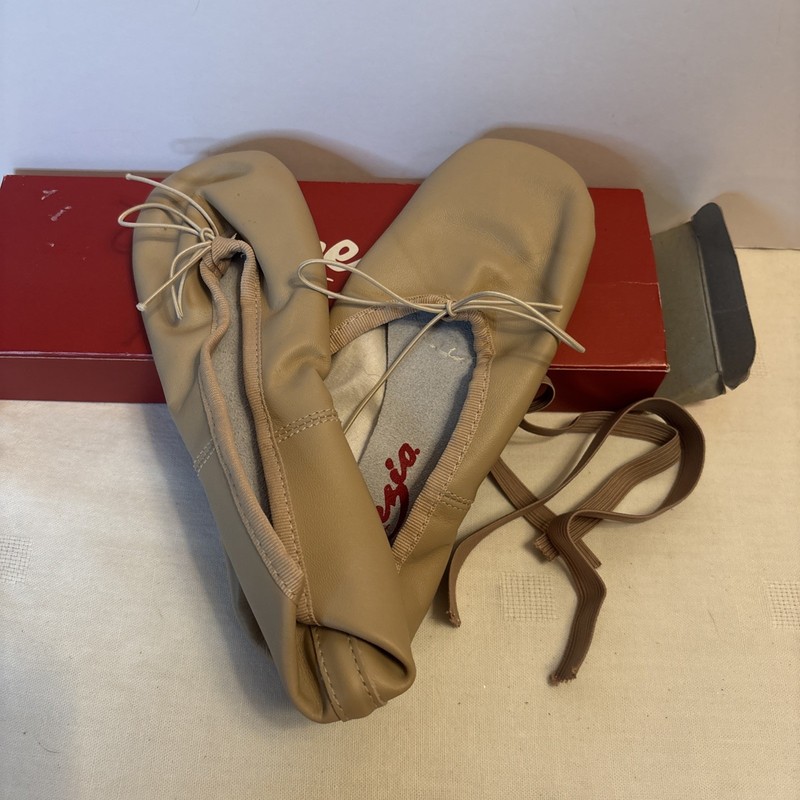 Capezio NIB Tan Womens Leather Ballet Slippers Sz 7M