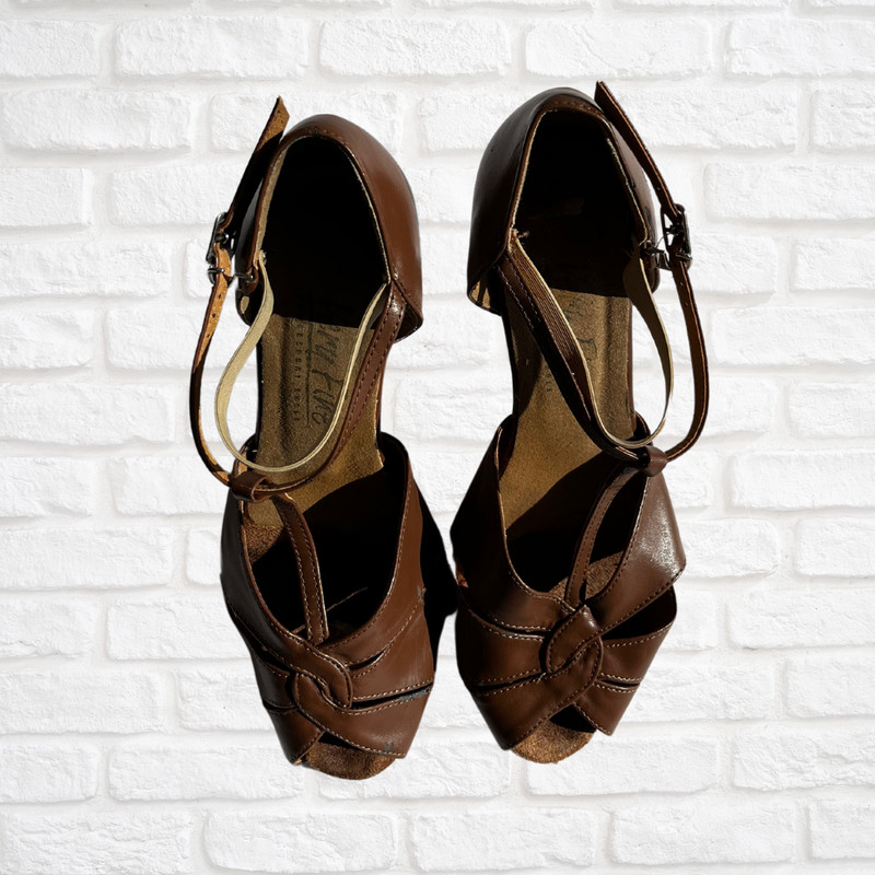 Very Fine Dance Shoes Classic Series: Style 6006 - Brown Leather - Size 8.5 gallery