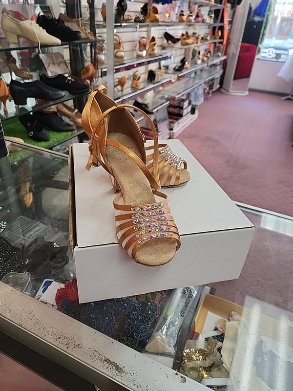 1T5005-28Lady Flesh Satin Dance Shoes 2.5″ Flare heels, size: US3.5w(UK 1 w)