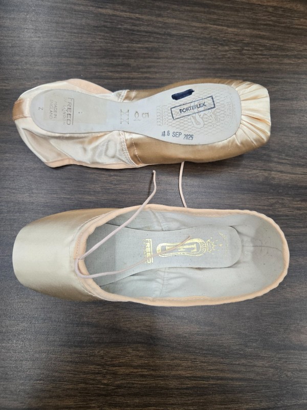 FREED OF LONDON Specials Satin - 5XX - 'Fish' Maker Custom Pointe Shoes gallery