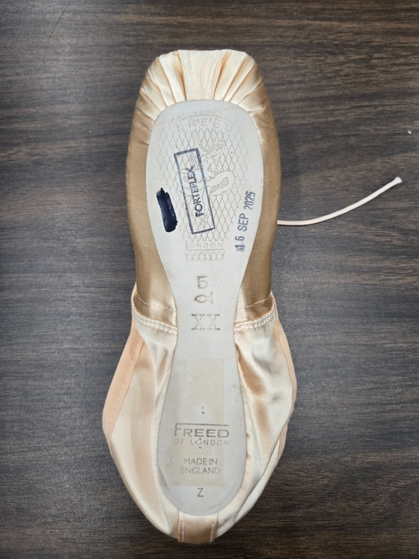 FREED OF LONDON Specials Satin – 5XX – ‘Fish’ Maker Custom Pointe Shoes