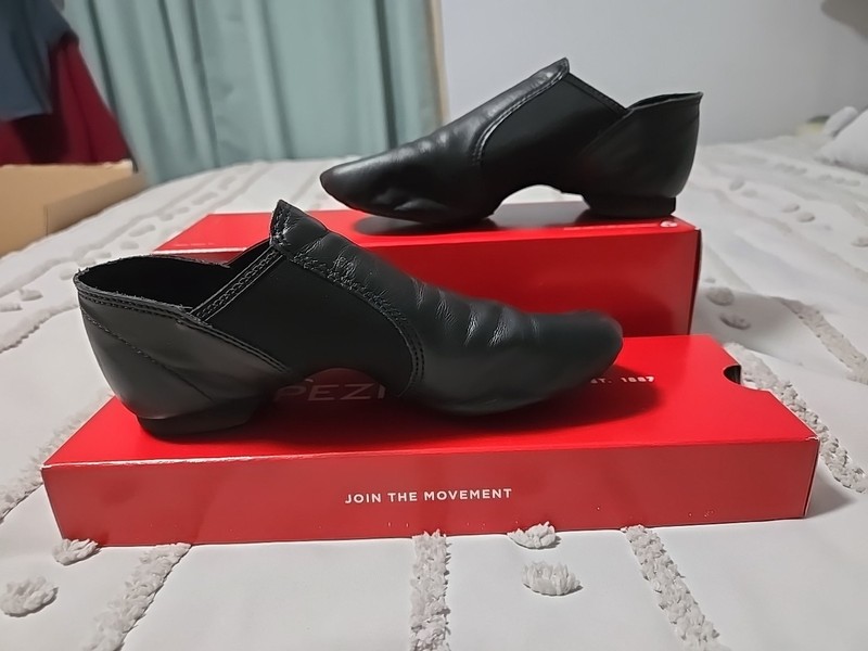 Capezio E-SERIES Jazz SLIP-ON, EJ2, BLACK, Size 6.5M.